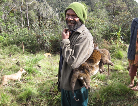 おじさんが持っていくのはバック？