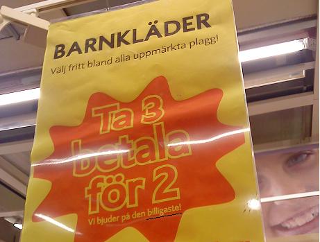 「3 för 2」の子供服バーゲン、この看板でも「billigaste」と書かれています