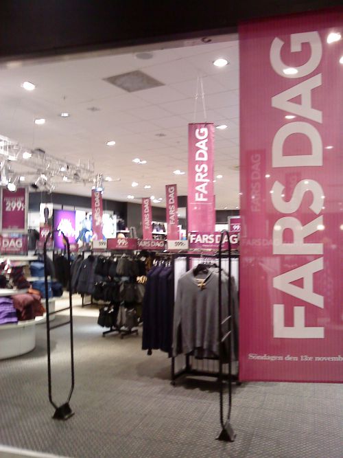 メンズウェア専門店で、Fars dag＝父の日と、大きく旗を掲げてアピールしています