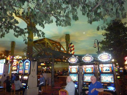 昼夜の区別がない「パリス」ホテル内のカジノ