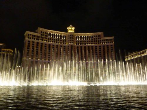 絢爛の噴水ショーは毎夜30分ごとに行われます