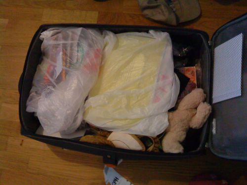 重い荷物が届いた場合、キャリーがなければ空のスーツケースを持って行くと便利、中身をスーツケースに入れ替え家まで持っていくという、私が考え出した裏技です