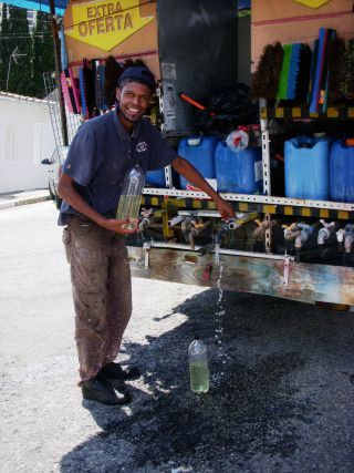 掃除用洗剤をトラックの後ろにある蛇口から注ぐ様子