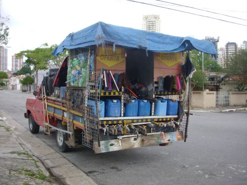 掃除用洗剤や掃除道具などを販売するトラック