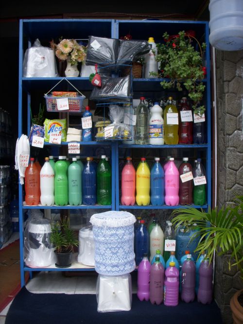 トラックで販売している掃除用洗剤を店頭で売る店