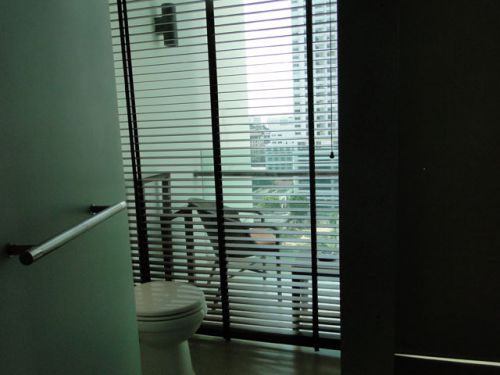 狭いバルコニーでもビールを飲んで夜景を楽しめました