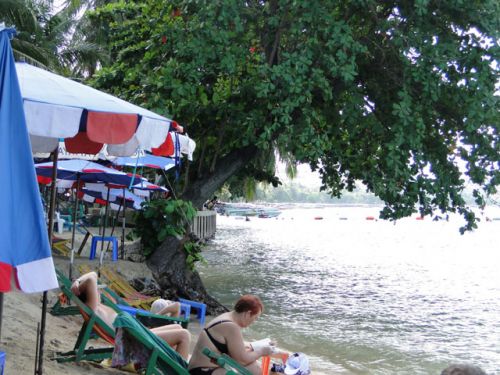 パラソルがなくても太陽さえあれば満足なご夫婦