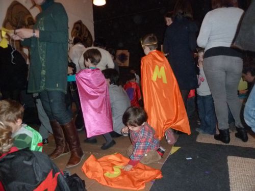 育児用品店nANUFACTUREで開かれた「スーパーマンになろう」では子ども達はマントを自作
