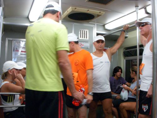 地下鉄でサン・シルベストレ国際マラソンの出発点に向かう人々