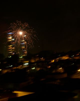 サンパウロの普段はひっそりとした住宅街の間から打ち上げられる花火