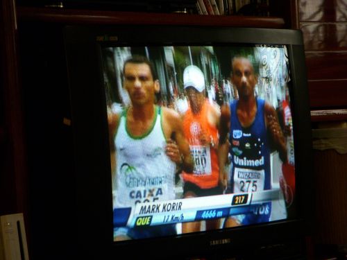 優勝したマリウソン・ゴメスが走る様子を写したテレビ中継