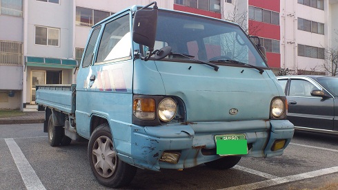 年季の入った車もよく見かけます（うちの車ではありません…）