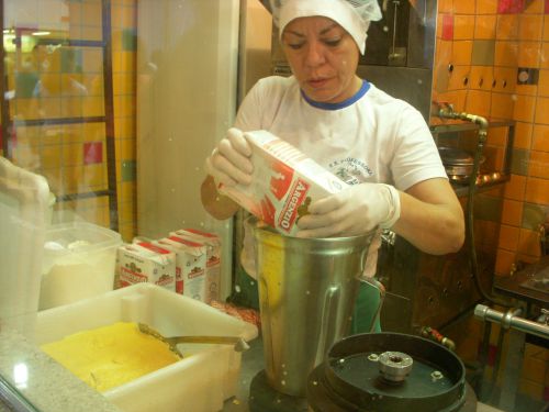 トウモロコシジュースを作る様子（牛乳を加えているところ）