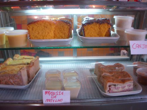 左上からクラウ、フバ（トウモロコシの粉の一種）のケーキ、トウモロコシケーキ、カンジッカ。左下からトウモロコシと鶏肉入りタルト、トウモロコシムース、トウモロコシ入りキッシュ