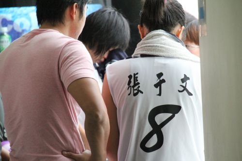 試合後、コーチに叱責されて涙する選手たち(2010年11月16日撮影)
