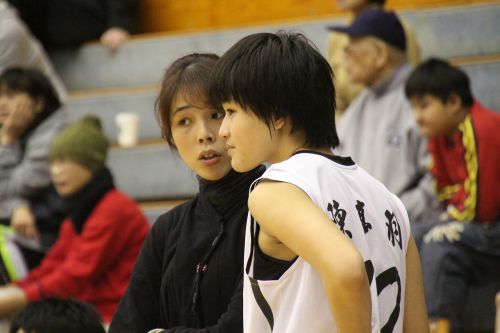 今年からヘッドコーチ(以下HC)に就任し、ベスト4へ導いた傅姿伶(フー・ズーリン)HC(左で選手にささやいている女性)