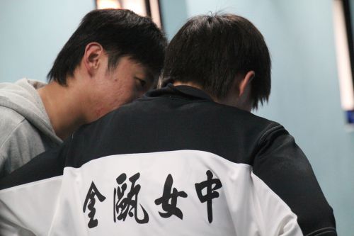 その叱責後、涙に暮れる選手(右)は違うコーチに慰められています