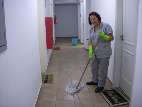 タイル張りの床を雑巾がけするファシネイラの女性