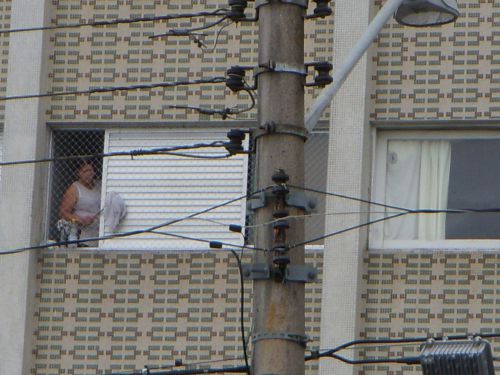 家の雨戸を掃除するファシネイラ（掃除婦）として働くお手伝いさん