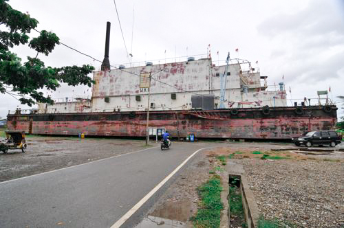 津波で打ちあげられたままになっている発電船。休日は多くの観光客が集まり、船の上にも上がれるようになっている