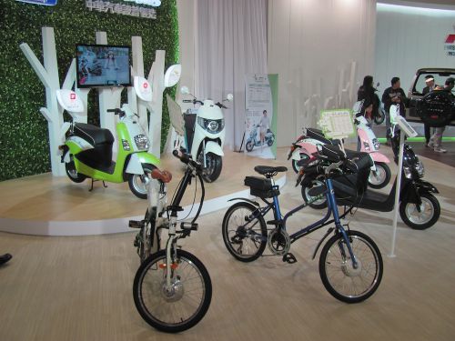 台湾ならでは！？三菱のコーナーで見つけた電動バイクと電動自転車