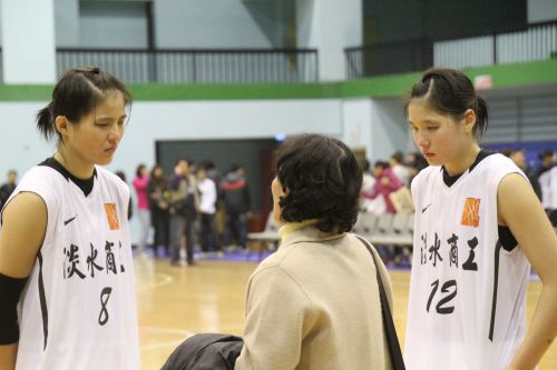 助言をもらいながら、目を赤くします