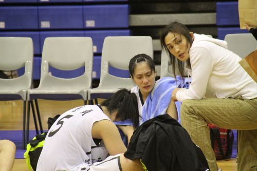 涙を流しながらも、コーチの助言に耳を傾けます