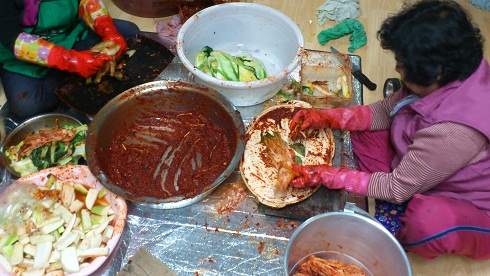 塩漬けされた白菜の葉の間にあわせ調味料を塗っていく