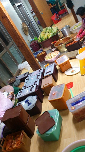 キムチが大量に入ったタッパーが並ぶ、でも作業はまだ続く…