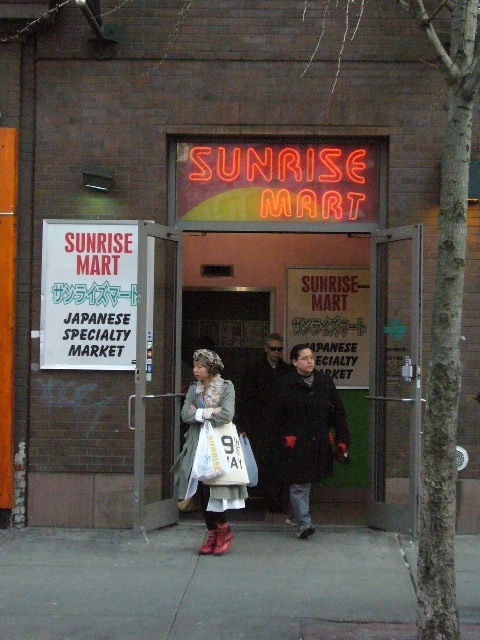 スーパーは建物の２階にあるので気づきにくいかもしれません