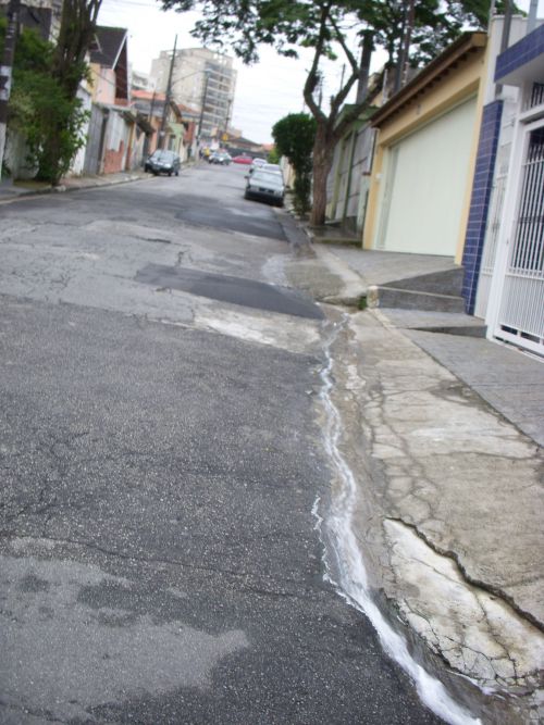よく道路脇を流れている掃除後の汚水の様子