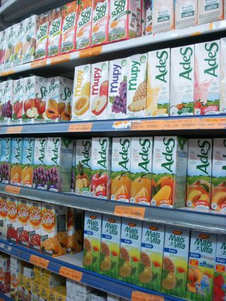 スーパーの棚にずらりと並ぶ1Lパック入りの豆乳飲料