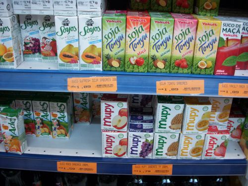 ブラジルの豆乳飲料のさきがけとなったヤクルトの豆乳(上段)とアグロニッポ社の「ムッピー」(下段)