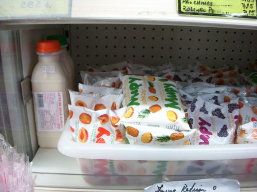 ブラジルで豆乳飲料のさきがけとなったブランドの一つ袋入り「ムッピー」。左側のボトルは無糖の豆乳