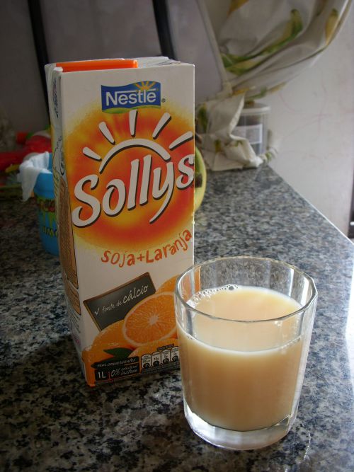 ブラジルで販売されているネスレの豆乳飲料（オレンジ味）