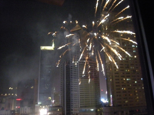 ウチと向かいのビルの間に上がる花火　火元は真下の地面