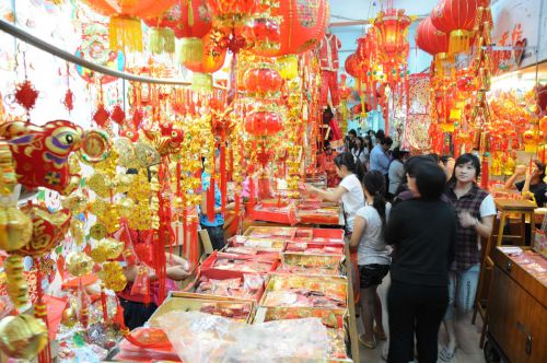 華人街で売られる飾り物