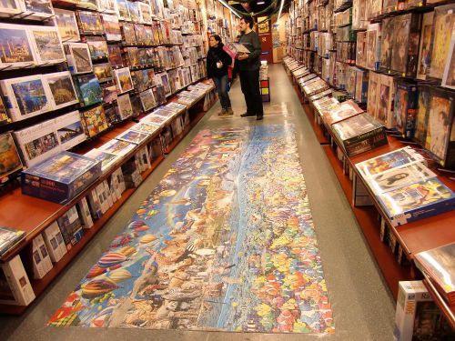 世界で2番目に大きい24000ピースのパズルが床に展示してある店内。4.28m×1.57m