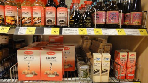 寿司の材料コーナー（日本では見たこともないメーカーばかり）