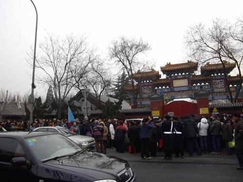 門があくのは9時。元旦には4-5時間以上の列ができます