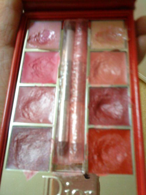 日常的にメイクする女性は、ティーンエイジャーまたは60代といった比較的時間に余裕のある年齢層、また普段から高価な服を着ているような裕福層に多く見られます。日本のように学校に制服もなく、服装やメイクに関する校則も存在しないので、興味があればするといった感じです。そのためか日本で中学生を中心に人気の色つきリップ（現在はメイクも低年齢化しているので状況が違うのかもしれませんが）はスウェーデンで見かけたことがありません。しかしスウェーデンではノーメイクの大人が多いこともあり、少女がメイクをすることで背伸びして大人になった気分になれることもないようです。華美なメイクやネイルアートをほどこした女性からは、大人っぽさよりもむしろ若者っぽさすら感じさせられます。