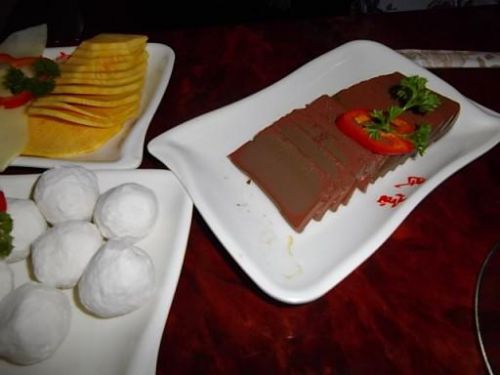 あらかじめ火を通して出す店もある。真っ赤な血の方が格別に美味しい