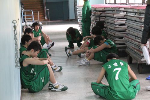 最後の試合でも敗れ、涙に暮れた北一女(ベイイーニュー)の選手達