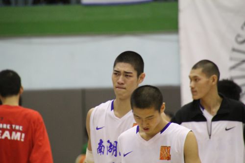 最後の試合に敗れ、決勝が届かなかった南湖高中(ナンフーガオジョン)の選手達(中央から3名)