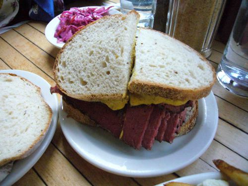 ちょっと厚みがわかりにくいですがこちらがパストラミサンド