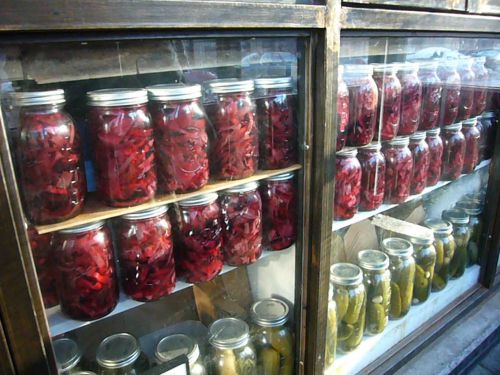 お店の外から見えるピクルスやコールスローがカラフル