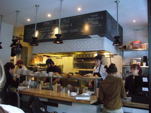 シンプルなインテリアの店内