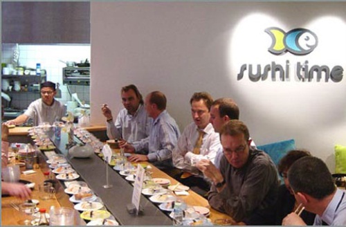 ランチでにぎわう寿司・バー