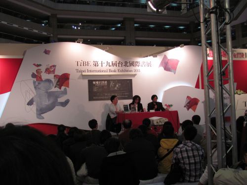 会場内の特設スペースで開催された出版記念トークショー