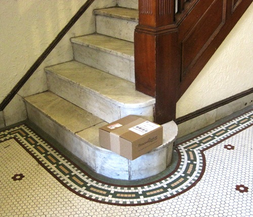 玄関先の荷物を、住人が玄関ホールに入れておいてくれることも…